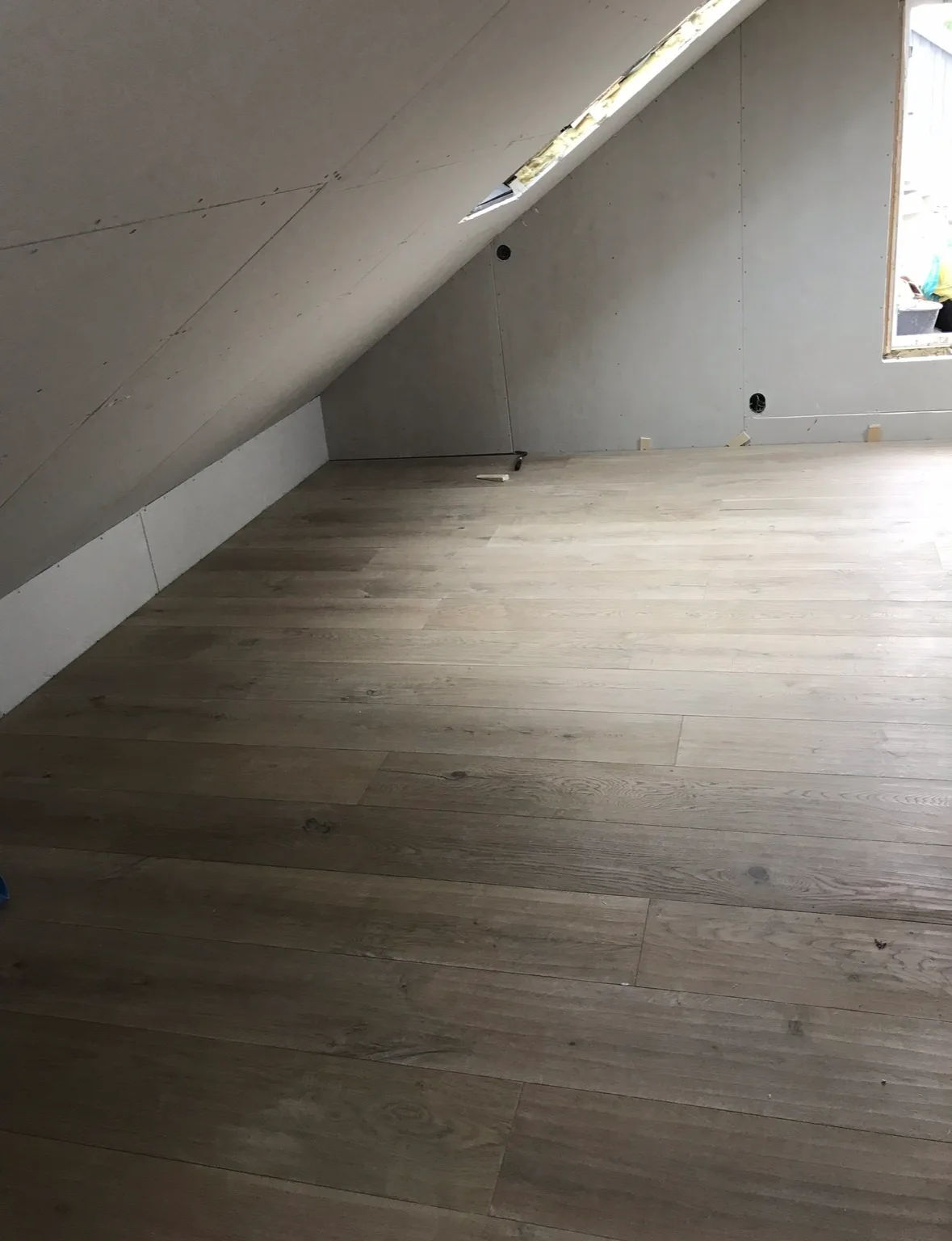 Utsikt over et rom under renovering med avfall og byggematerialer