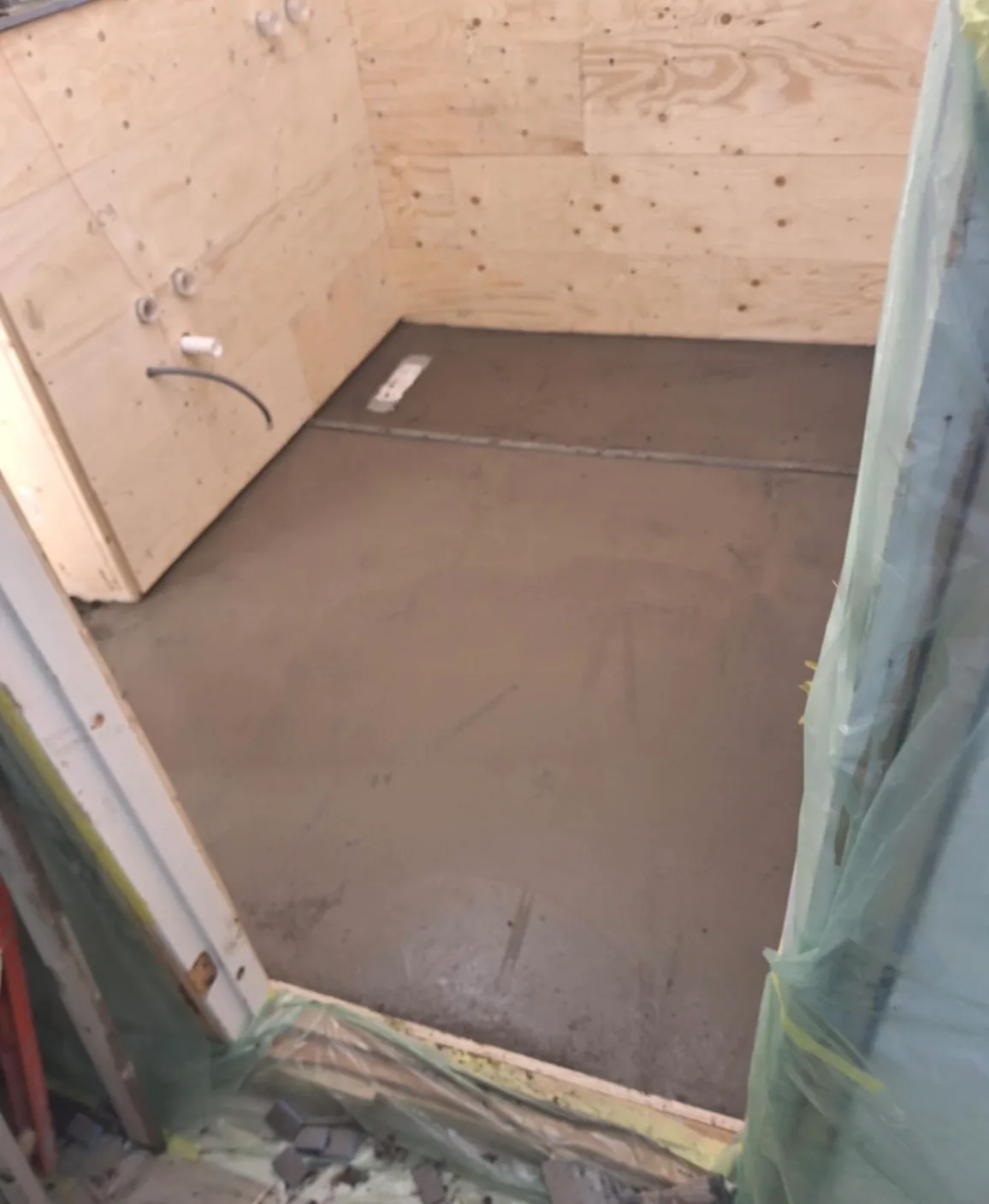 Nytt gulv med sementbelegg i en baderomsrenovering
