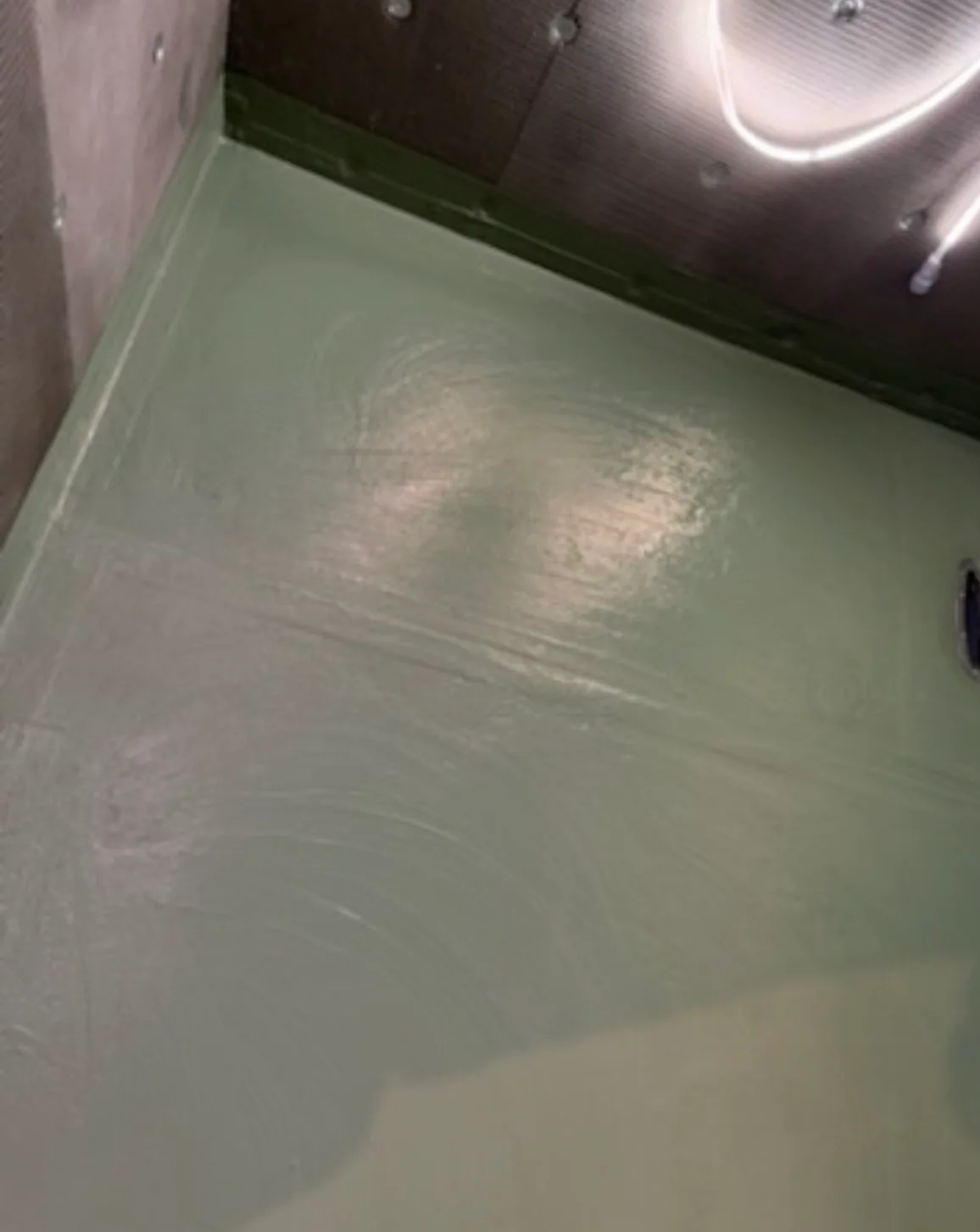 Nylig påført membran på bad som del av baderomsrenovering