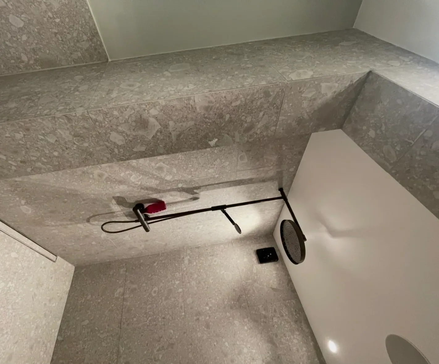Dusjløsning med moderne design og grå fliser