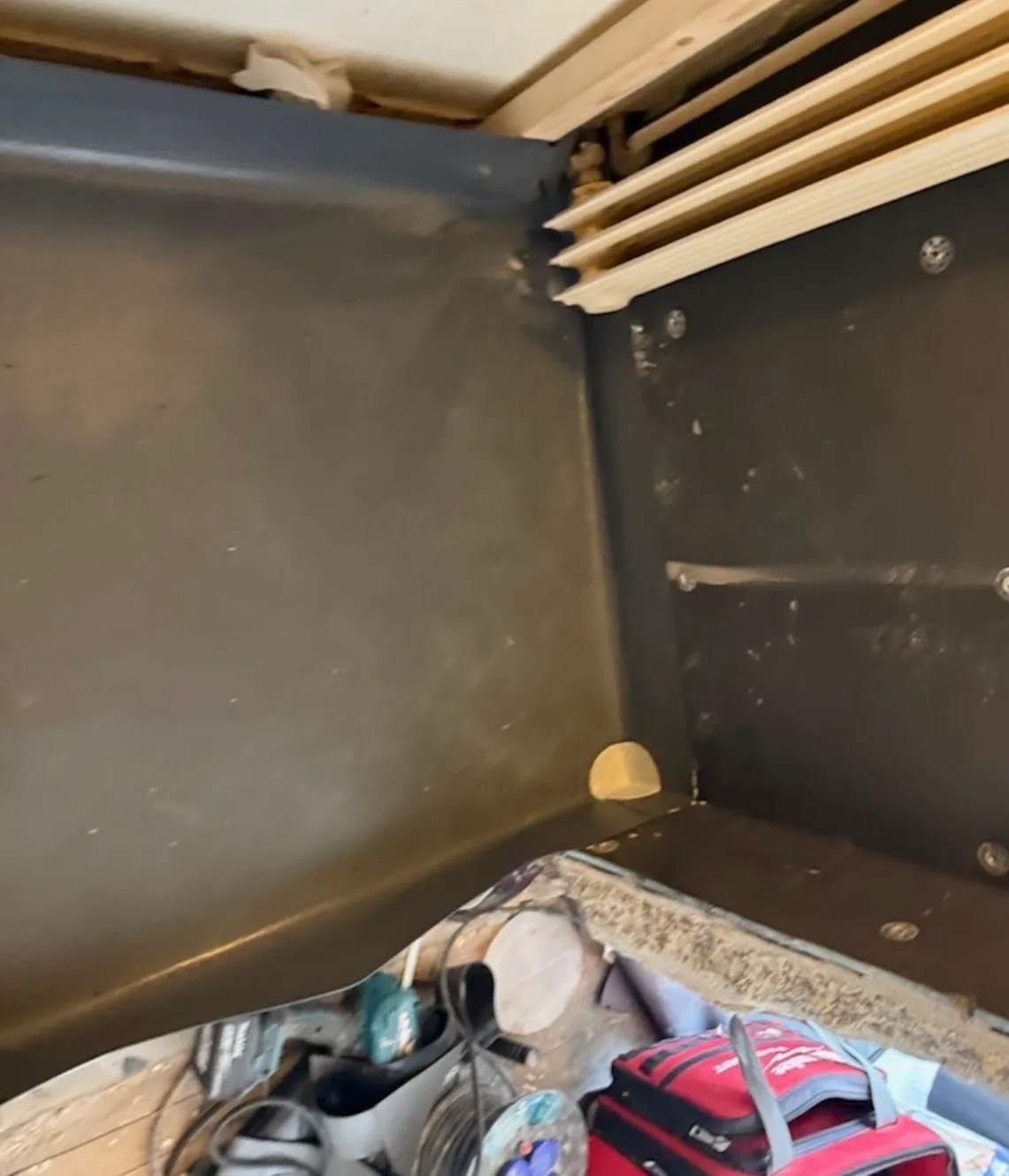 Utsatt hjørne av en vegg med slitt overflate, egnet for renovering