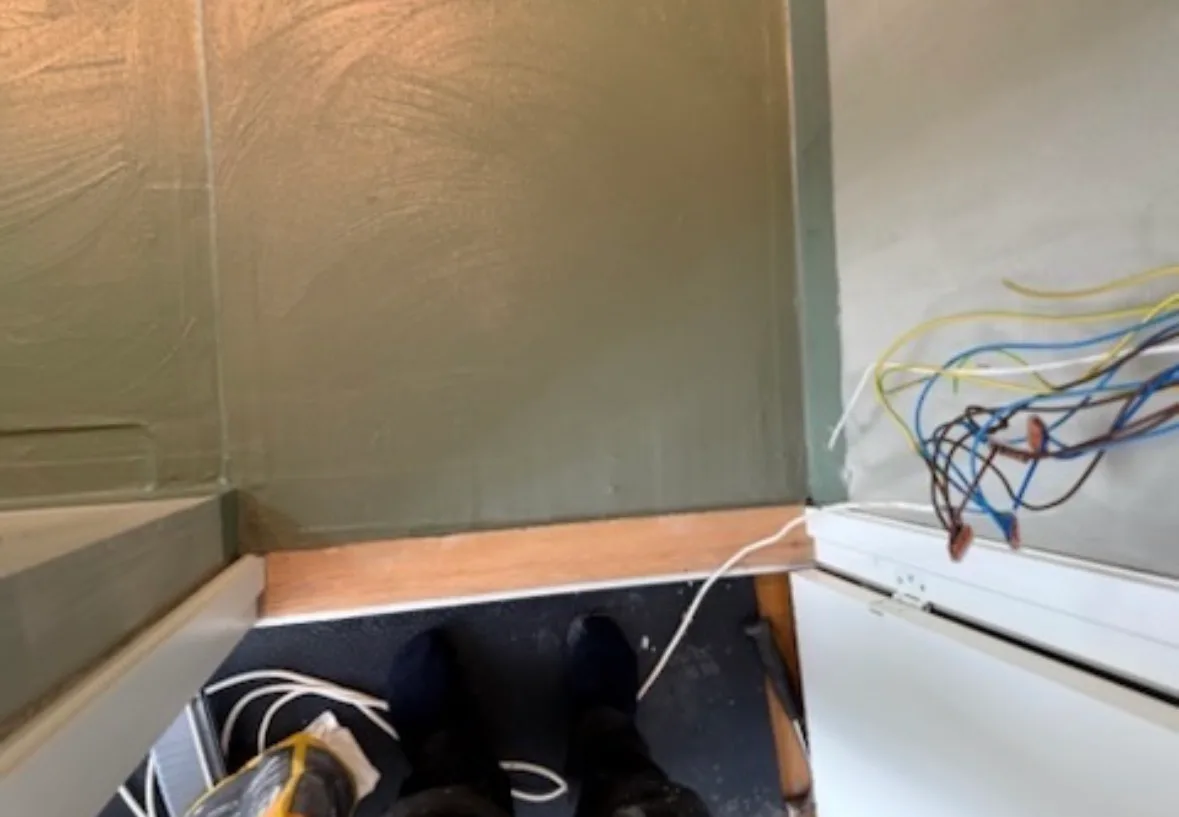 Bilde av gulvlegging med detaljer av veggen og kabler